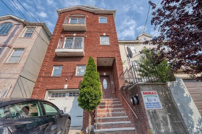 Building Photo - 392 Liberty Ave Unit 2 Rental