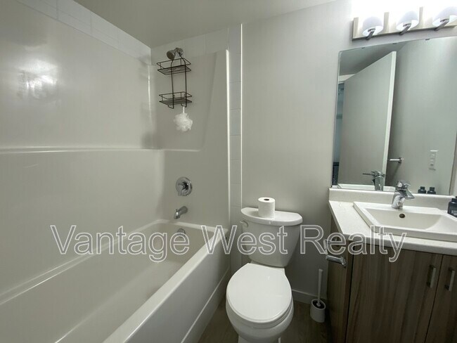 Photo - 695-695 Academy Way