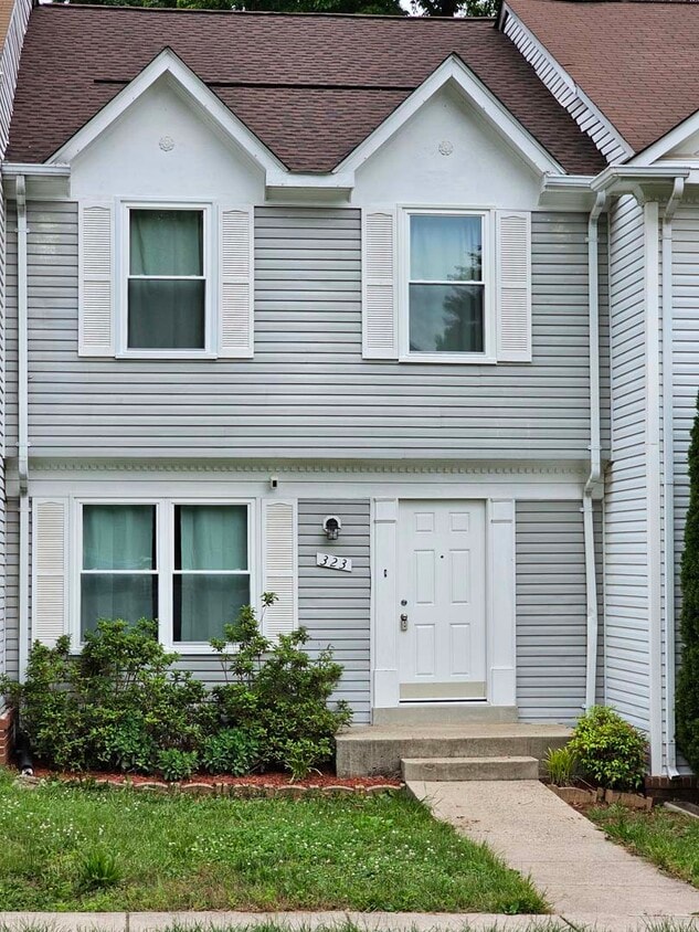 Front view - 323 Felsted Ct (Sterling, VA)