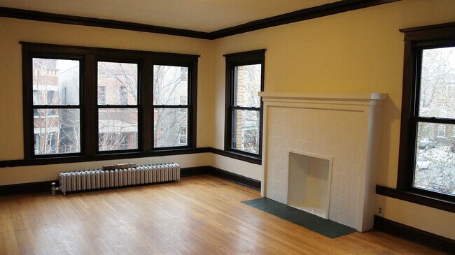 Building Photo - 2428 N Sawyer Ave Rental