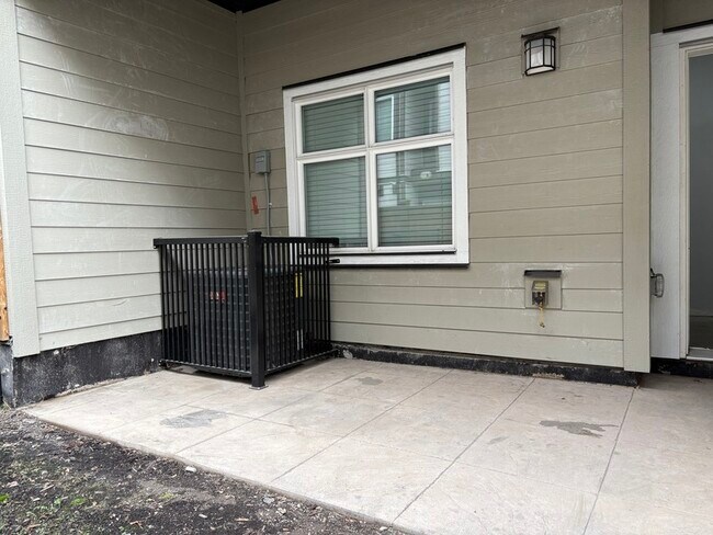 Photo - 1308 Rutland Rd N