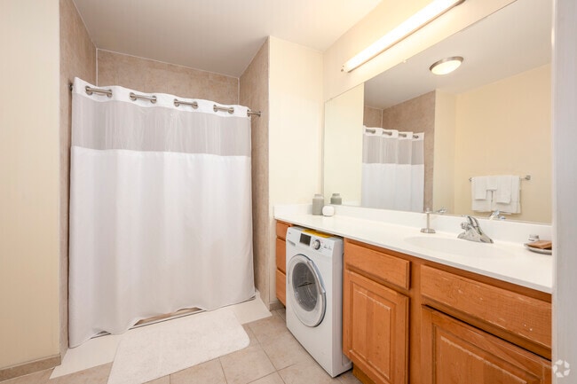 1BR, 1BA – 582SF - Bathroom