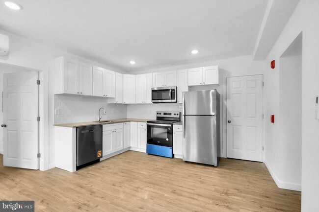 Building Photo - 7037 Ridge Ave Unit 1B
