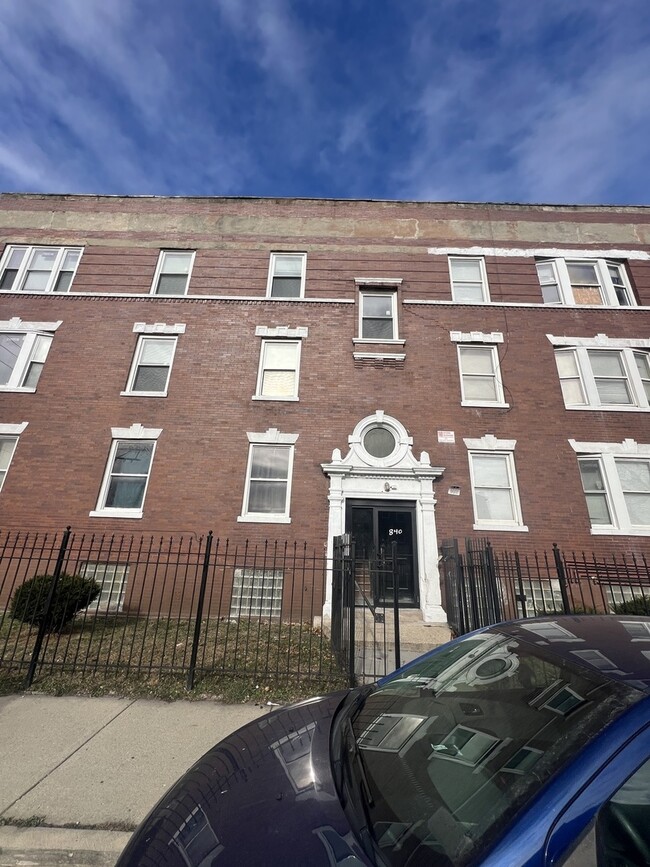 Building Photo - 840 W 66th St Unit 2 Rental