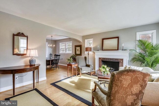 Photo - 1727 Oakcrest Dr