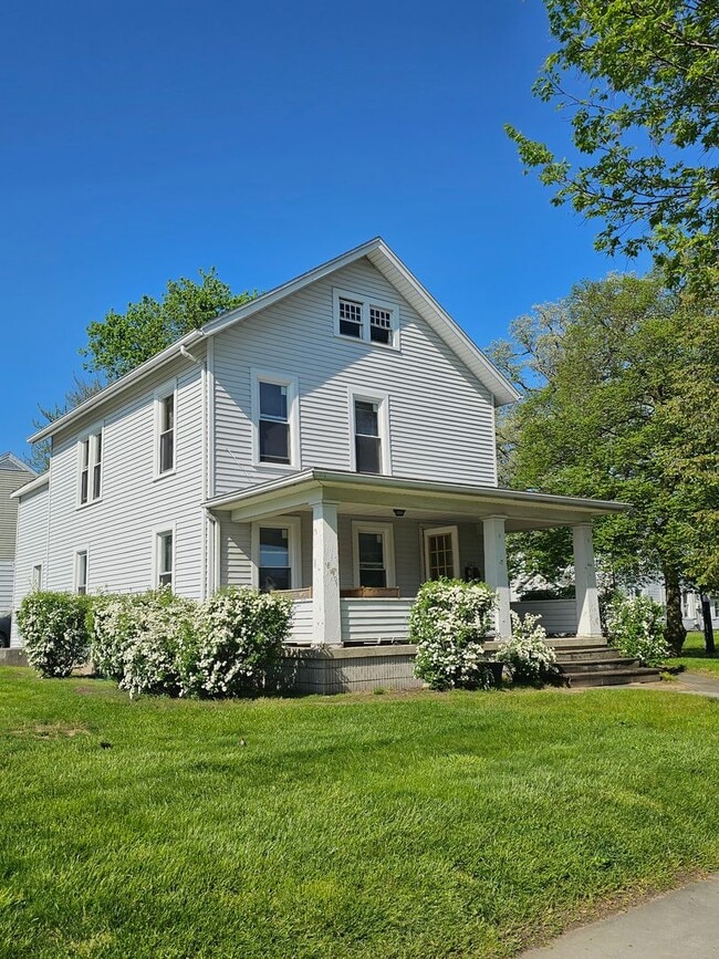 Building Photo - E. Court Street Duplex Unit 327 E Court Lower (A/1)