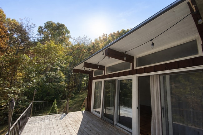 Building Photo - 218 Hillside Dr