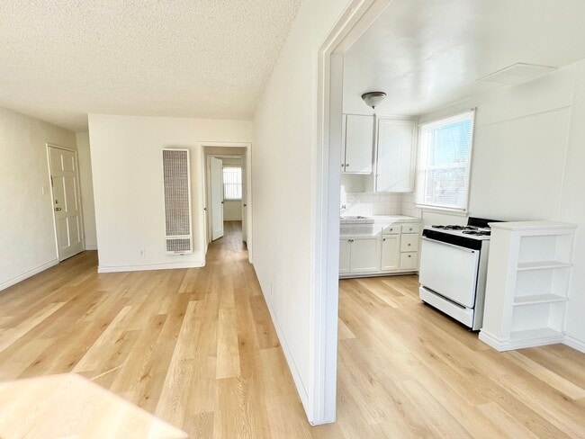 Photo - Bright Upstairs End-Unit 1 Bed / 1 Bath with Garage Options in Quiet Bixby Knolls Community Unidad 4548  4