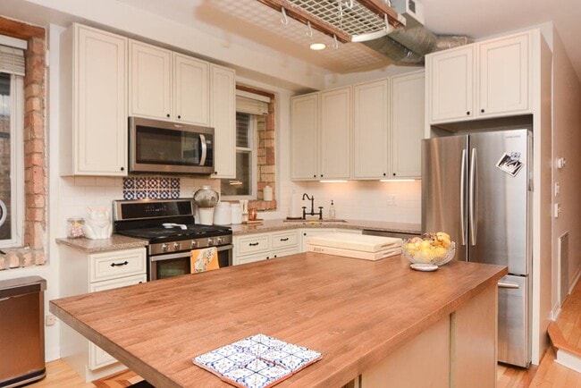 Building Photo - 1723 W Erie St Unit 1