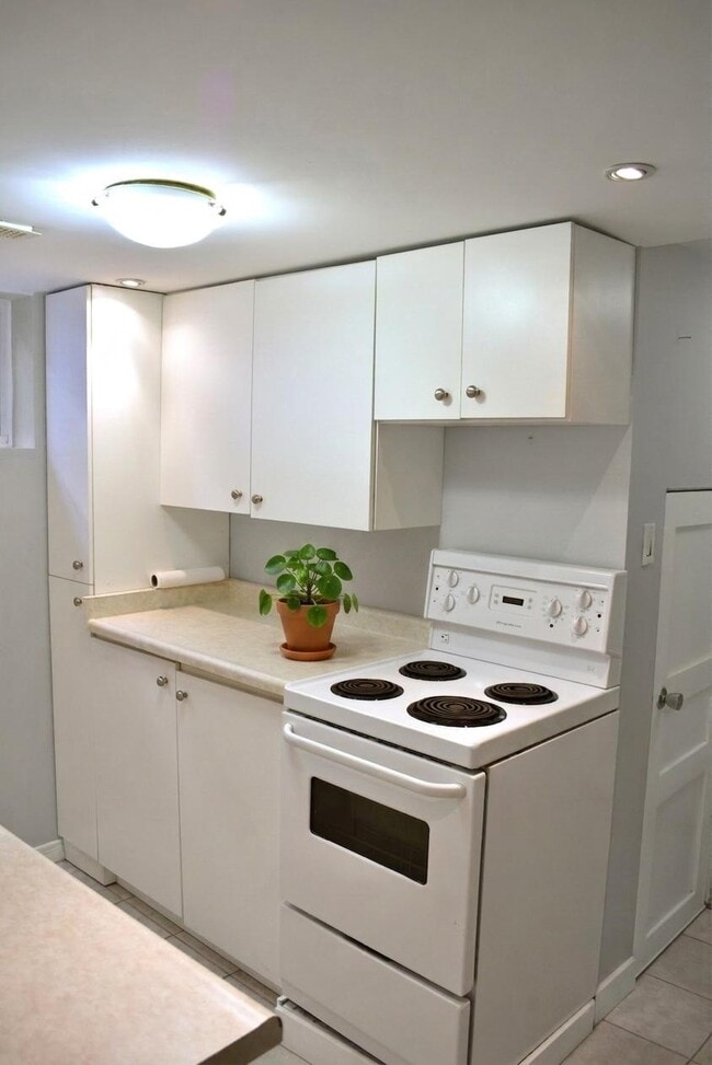 Building Photo - 1 Bedroom with Parking Near West Mountain Unit 2