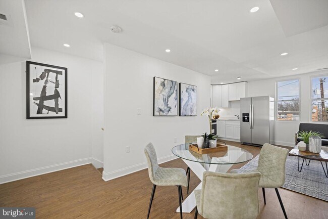 Photo - 211 Webster St NE