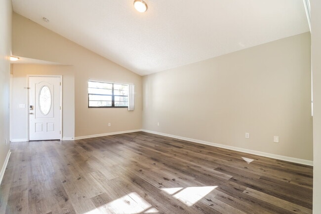 Photo - 154 Chelsea Ct