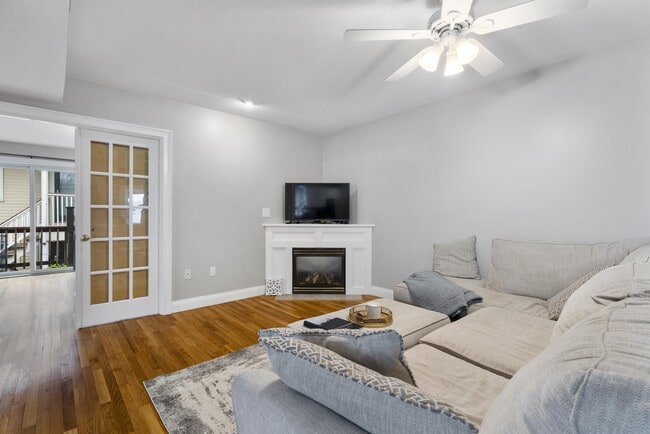 Photo - 734 E 6th St