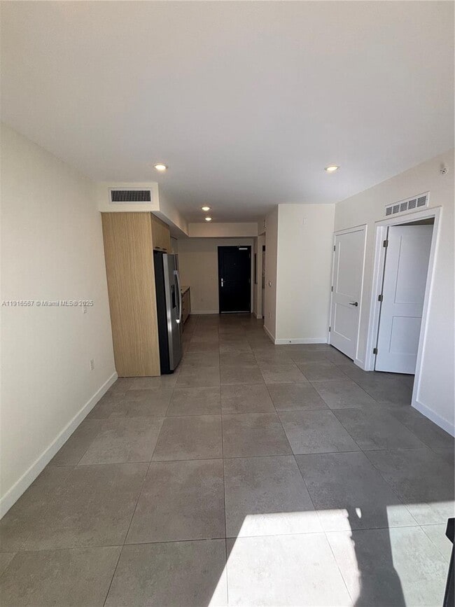 Building Photo - 16395 Biscayne Blvd Unit 711