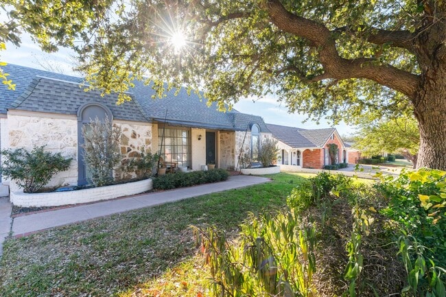 Building Photo - 3/2/2 READY TO RENT! Near ACU; ALL APPLIANCES PROVIDED