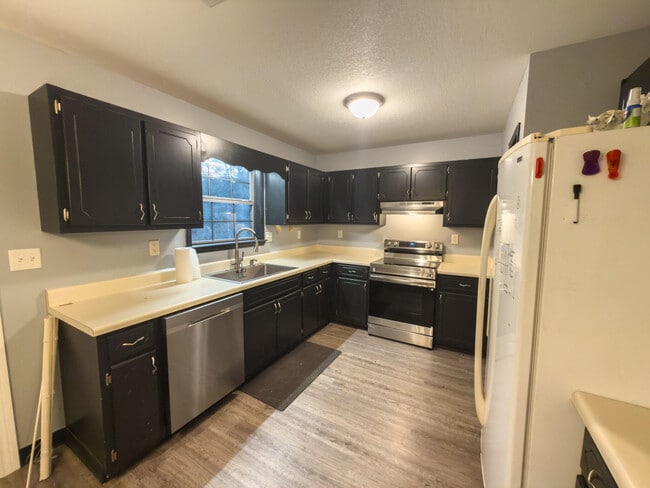 Photo - 209 Pinoak Ct W