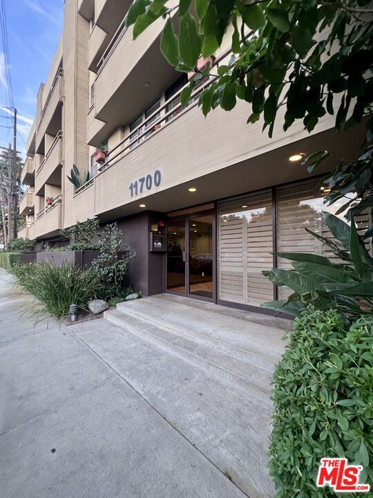 Building Photo - 11700 Iowa Ave Unit #202 Rental