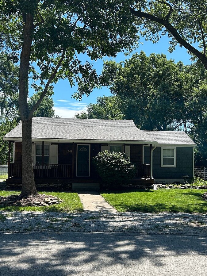 Photo - 607 SE Howard Ave