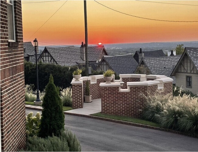 Photo - Warwick Manor