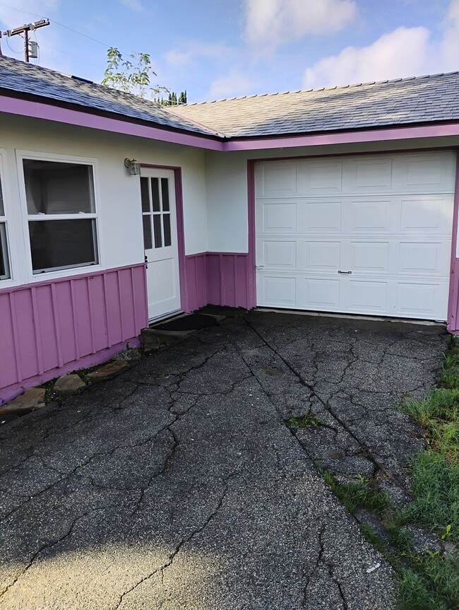 Building Photo - 18924-18934 Gault Street Unit 18934