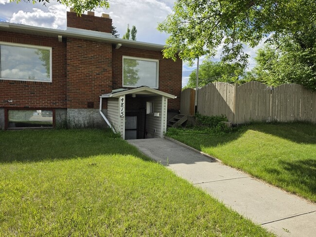Photo - 1704-1748 48 Ave SW