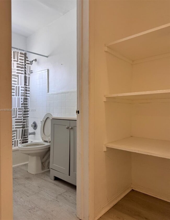 Photo - 7717 Byron Ave Apartamento Unidad 9