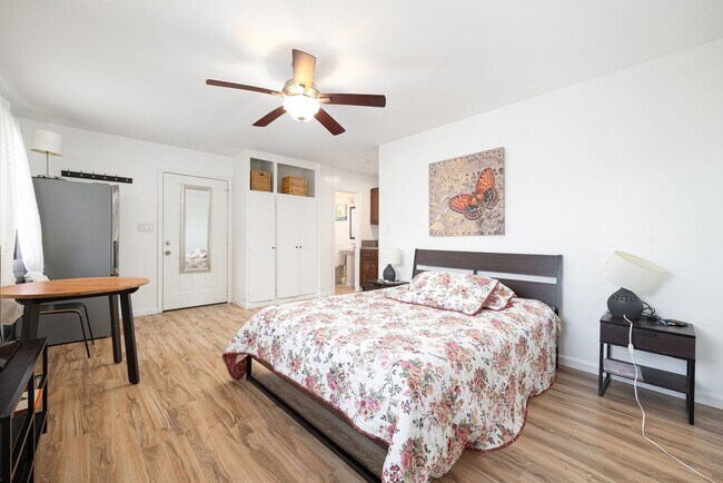 Building Photo - Super cute fully furnished studios now ava...