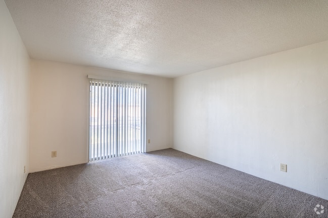 1BR, 1BA - 700 SF