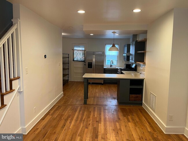 Photo - 1231 W 37th St