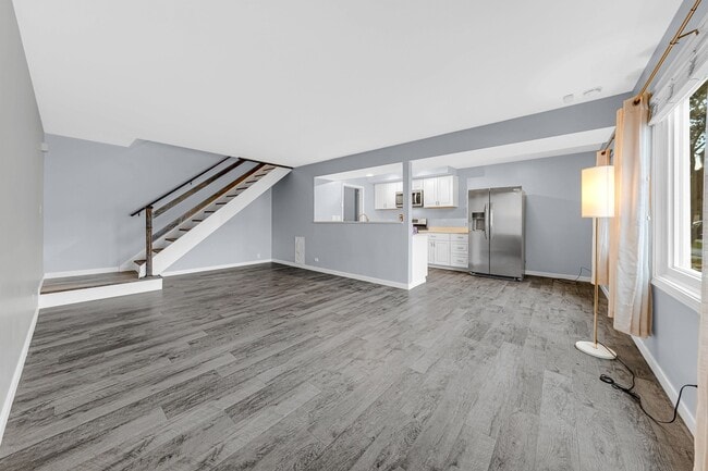 120 W Inverrary Ln