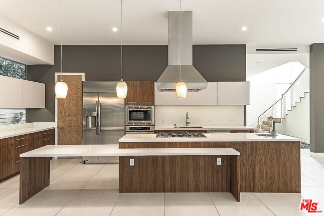 Photo - 16540 Moorpark St