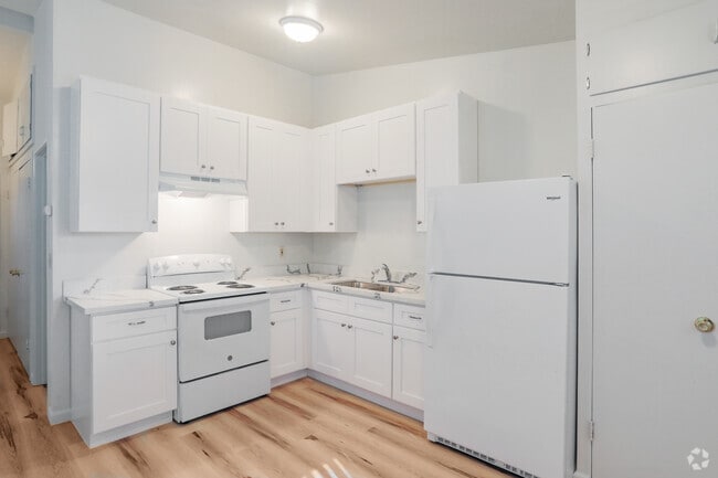 1BR, 1BA Remodeled - 624SF - Kitchen - Six Hundred Park Avenue Rental