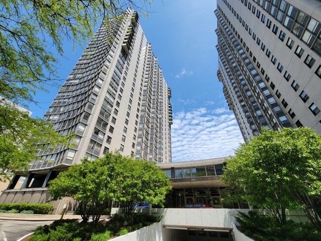 Building Photo - 5701 N Sheridan Rd Unit 17D