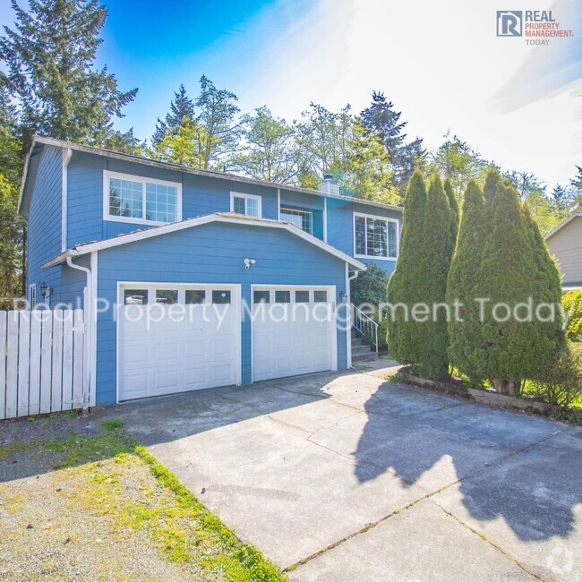 Building Photo - 4 Bedroom Home with Yard + Two Car Garage!