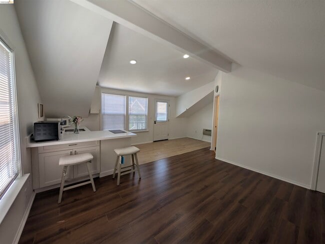 Building Photo - 1021 Arlington Way Unit Upper