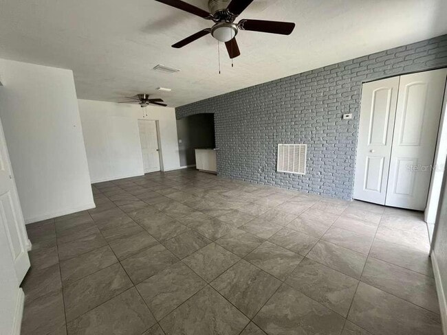 2302 E Dana Dr