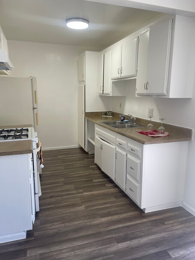 Building Photo - 555 Greenbrier Dr Unit 44