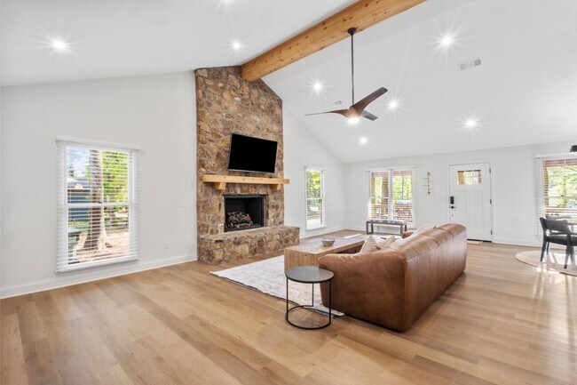 Photo - 550 N College St