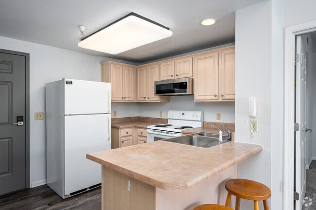 2BR, 2BA - 750SF - Kitchen - State Street Commons