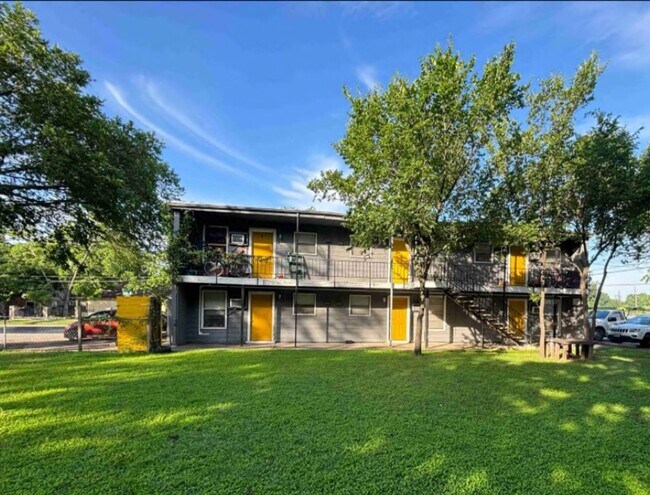 Building Photo - East Austin Studio Apartment Loft - Minute... Unit Apt #106