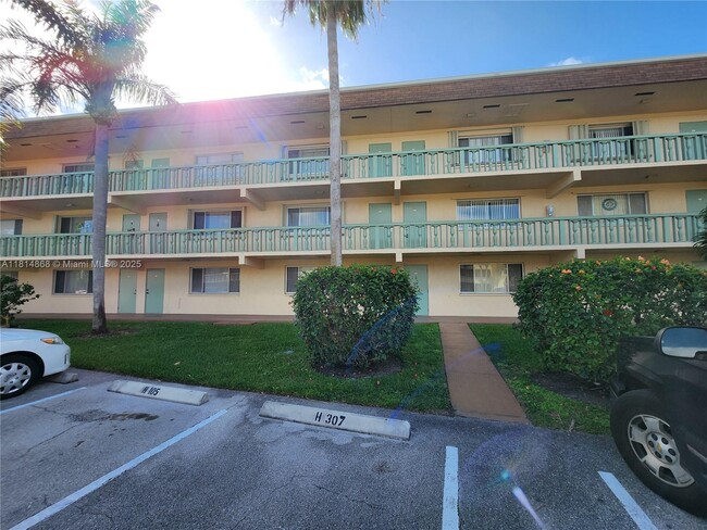 Photo - 700 Village Green Ct Unidad 106 Rental