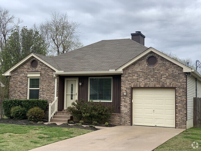 Building Photo - 3 Bed, 2 Bath Home w/ 1 Car Garage and Fen...