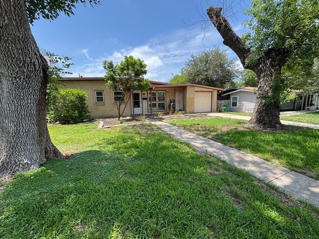 Photo - 318 Sprucewood Ln