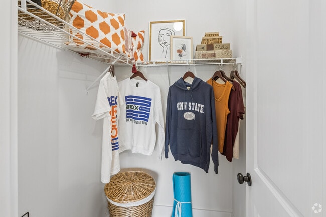 4BR, 4BA - 1,832SF - Closet