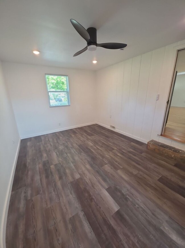 Photo - Single-Level 3 Bedroom Home with Hardwood Floors, Stainless Appliances, and Backyard in Crossville