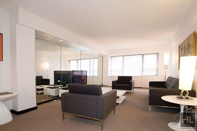 Photo - 210 E 47th St