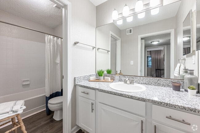 2BR, 2BA - 1,000SF - B2 - Primary Bathroom