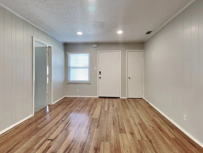 Photo - 805 Woodleigh Dr