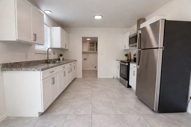 Photo - 209 W Alfred St