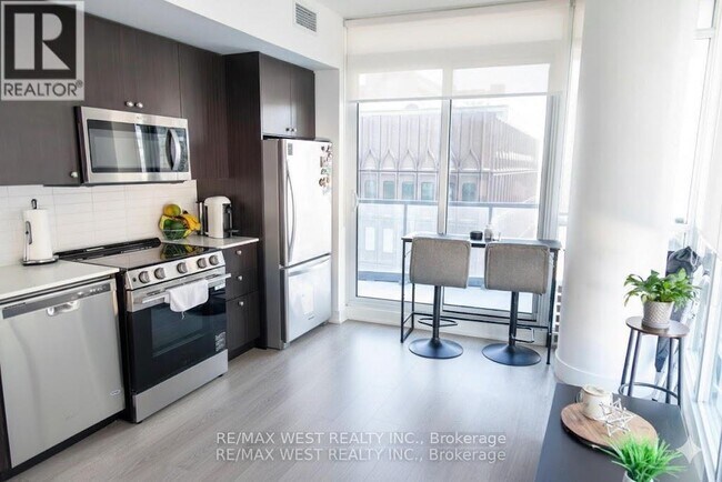 Photo - 30 Roehampton Ave Unit 1005